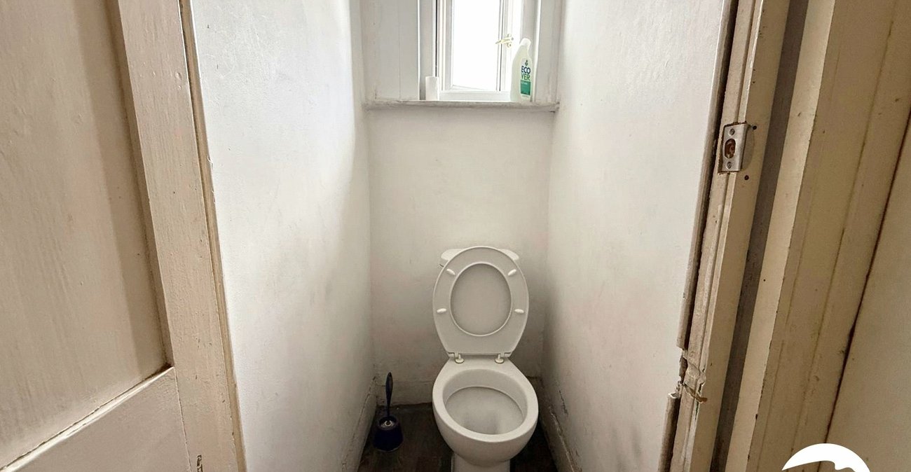 3 bedroom house for sale in London | Robinson Jackson