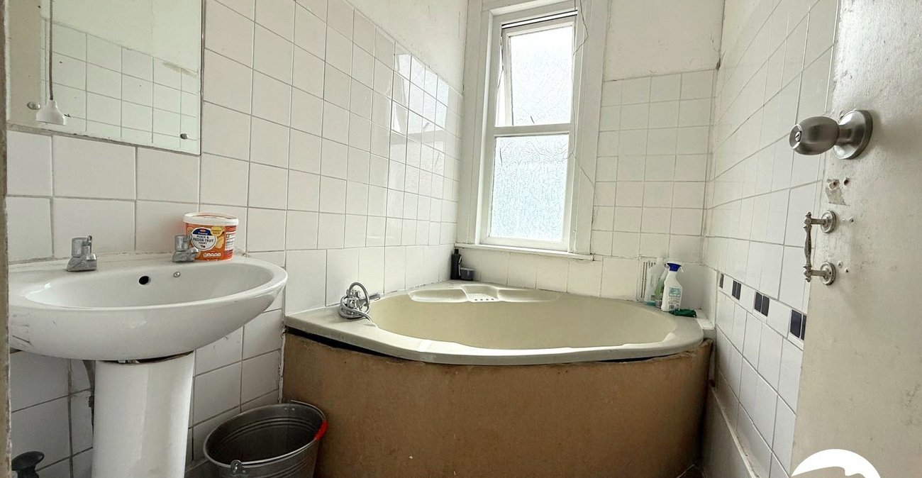 3 bedroom house for sale in London | Robinson Jackson