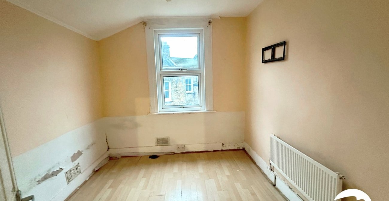 3 bedroom house for sale in London | Robinson Jackson