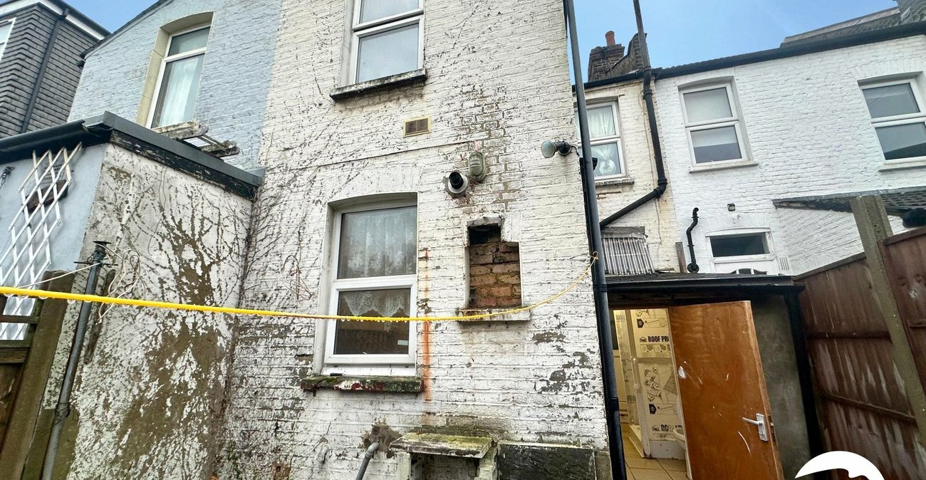 3 bedroom house for sale in London | Robinson Jackson