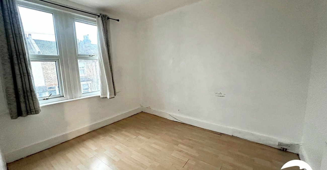 3 bedroom house for sale in London | Robinson Jackson