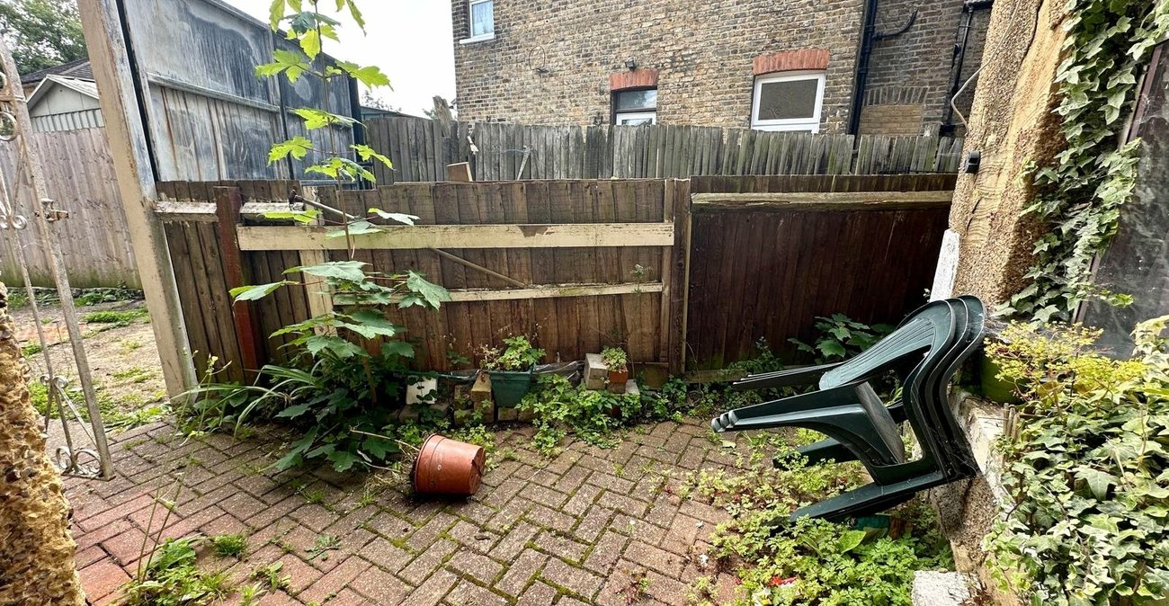 2 bedroom property for sale in London | Robinson Jackson