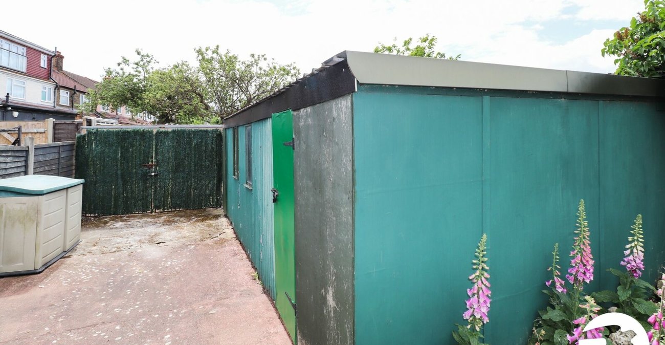 3 bedroom house for sale in London | Robinson Jackson