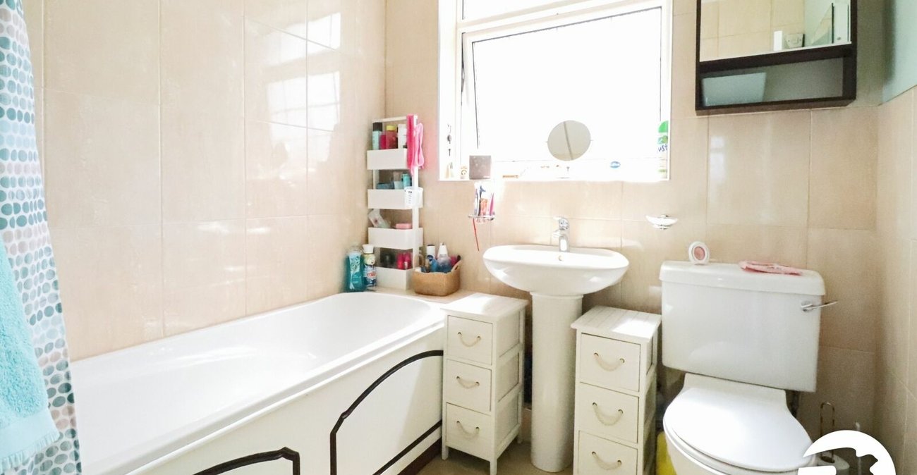 3 bedroom house for sale in London | Robinson Jackson