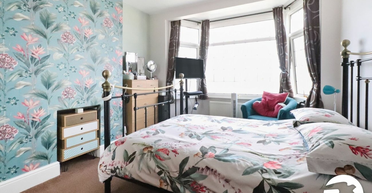 3 bedroom house for sale in London | Robinson Jackson