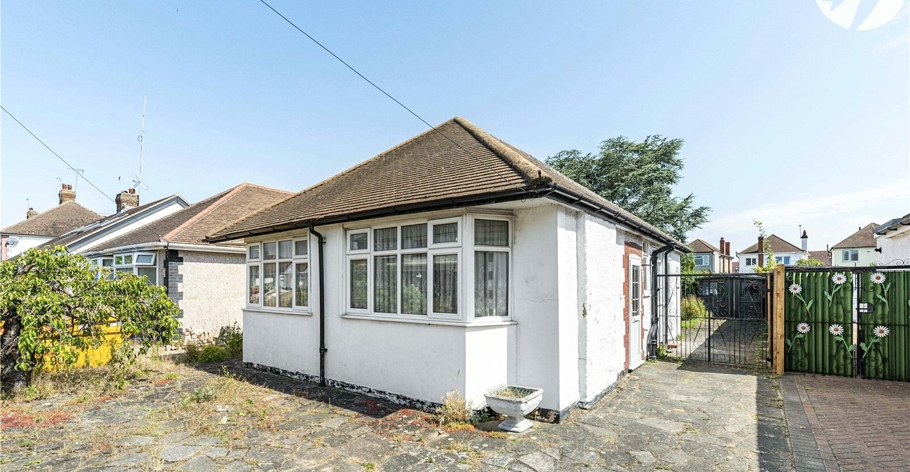 2 bedroom bungalow for sale in Dartford | Robinson Jackson