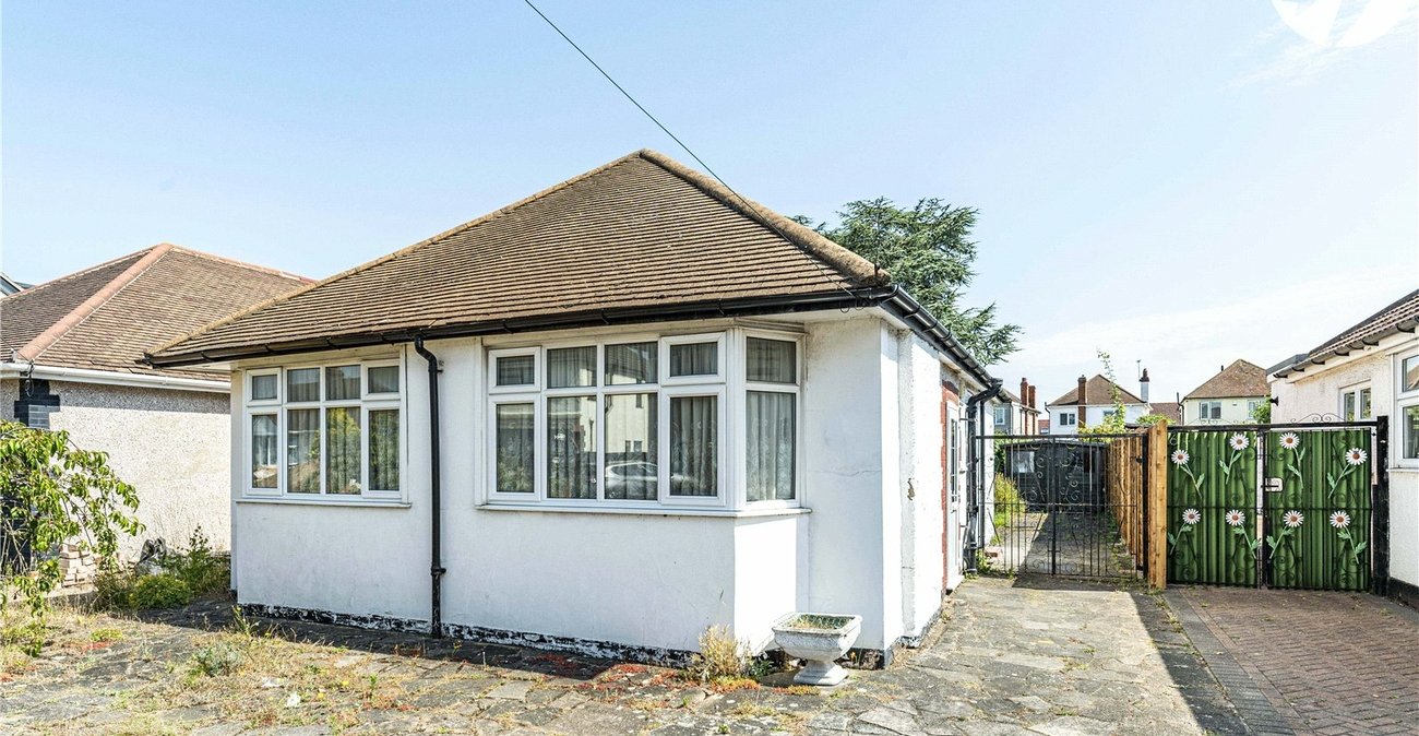 2 bedroom bungalow for sale in Dartford | Robinson Jackson