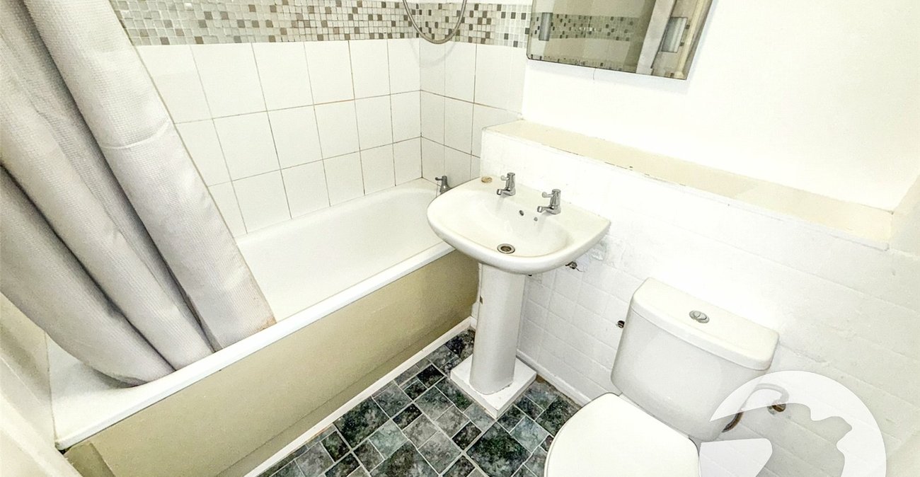 2 bedroom property for sale in London | Robinson Jackson