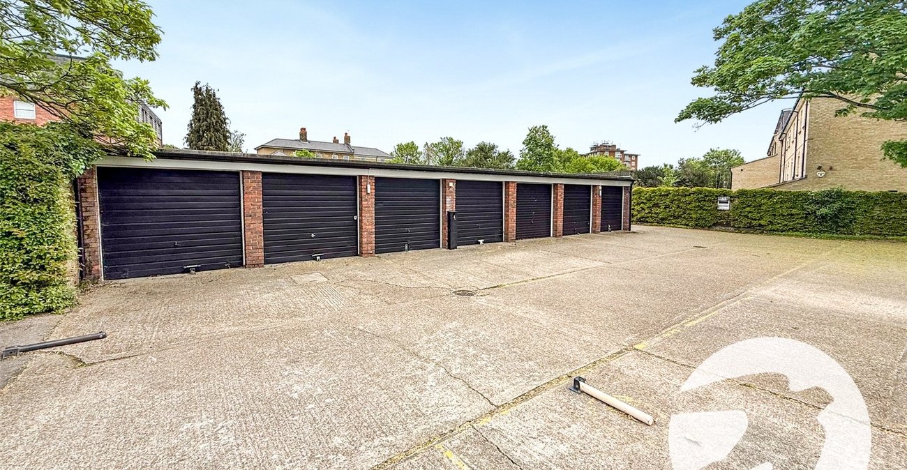 2 bedroom property for sale in London | Robinson Jackson