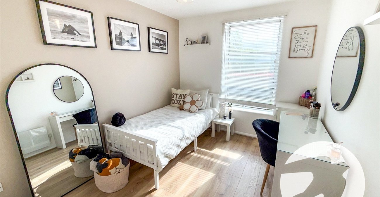 2 bedroom property for sale in London | Robinson Jackson