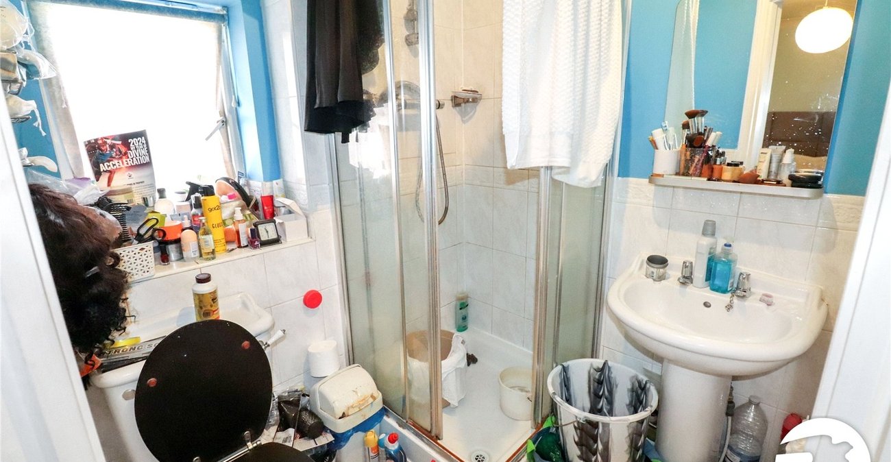 4 bedroom house for sale in London | Robinson Jackson