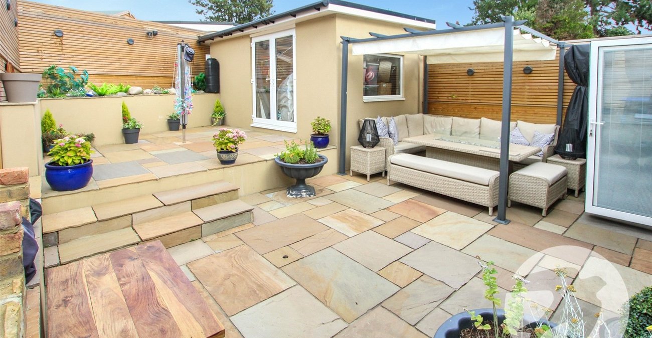 3 bedroom house for sale in London | Robinson Jackson