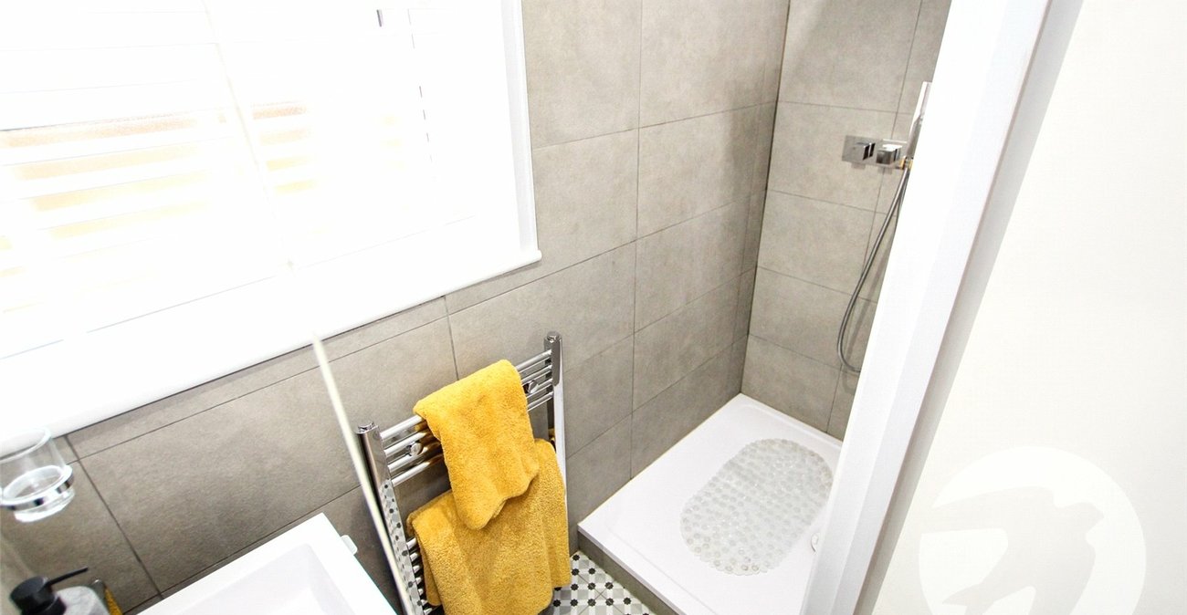 3 bedroom house for sale in London | Robinson Jackson