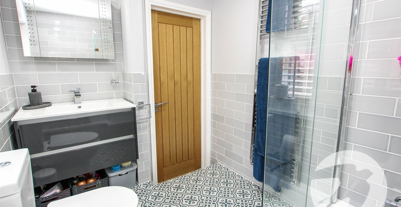 3 bedroom house for sale in London | Robinson Jackson