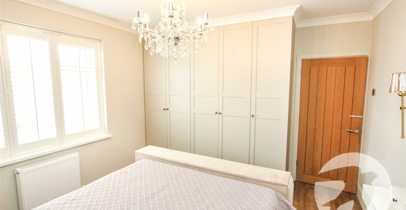 3 bedroom house for sale in London | Robinson Jackson