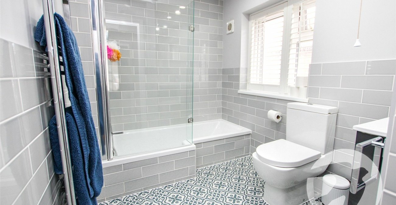 3 bedroom house for sale in London | Robinson Jackson