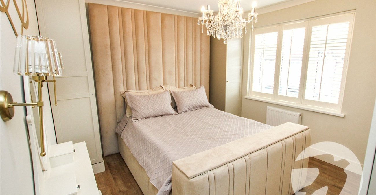 3 bedroom house for sale in London | Robinson Jackson