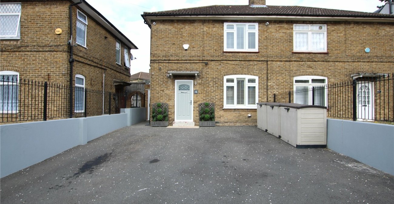 3 bedroom house for sale in London | Robinson Jackson