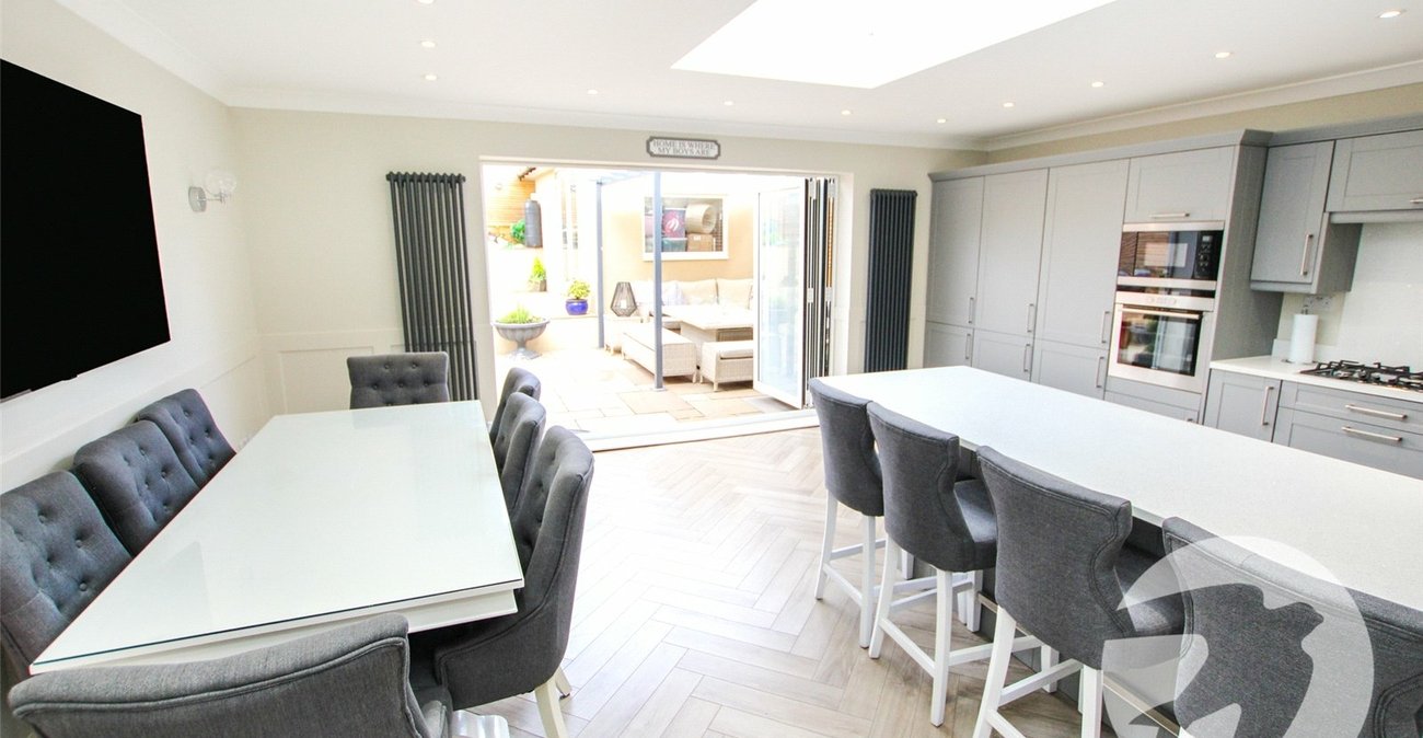 3 bedroom house for sale in London | Robinson Jackson