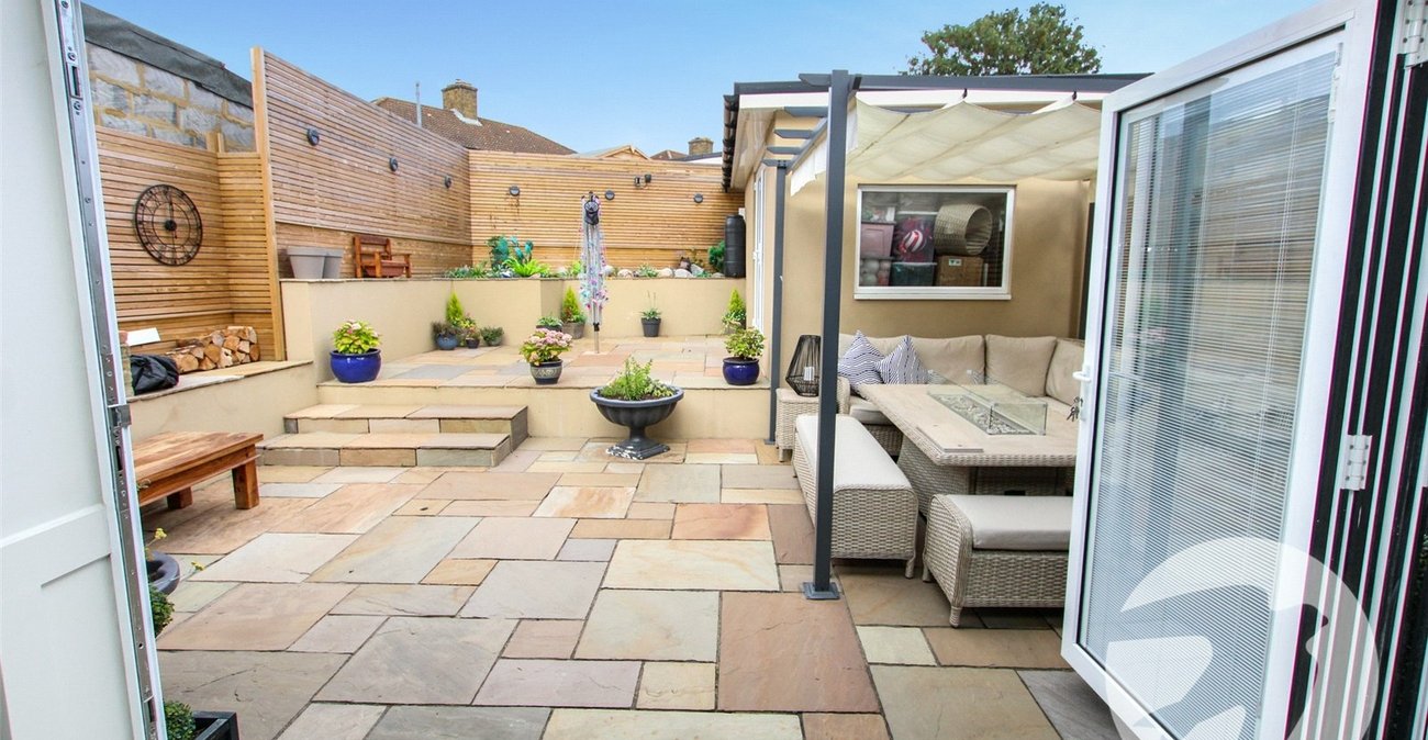 3 bedroom house for sale in London | Robinson Jackson