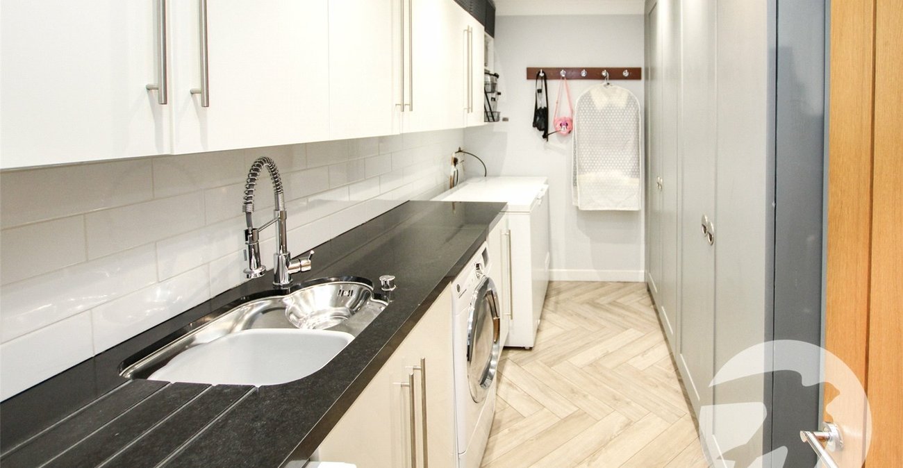 3 bedroom house for sale in London | Robinson Jackson