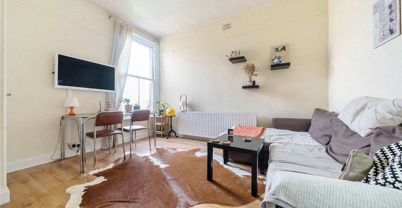 2 bedroom property for sale in London | Robinson Jackson