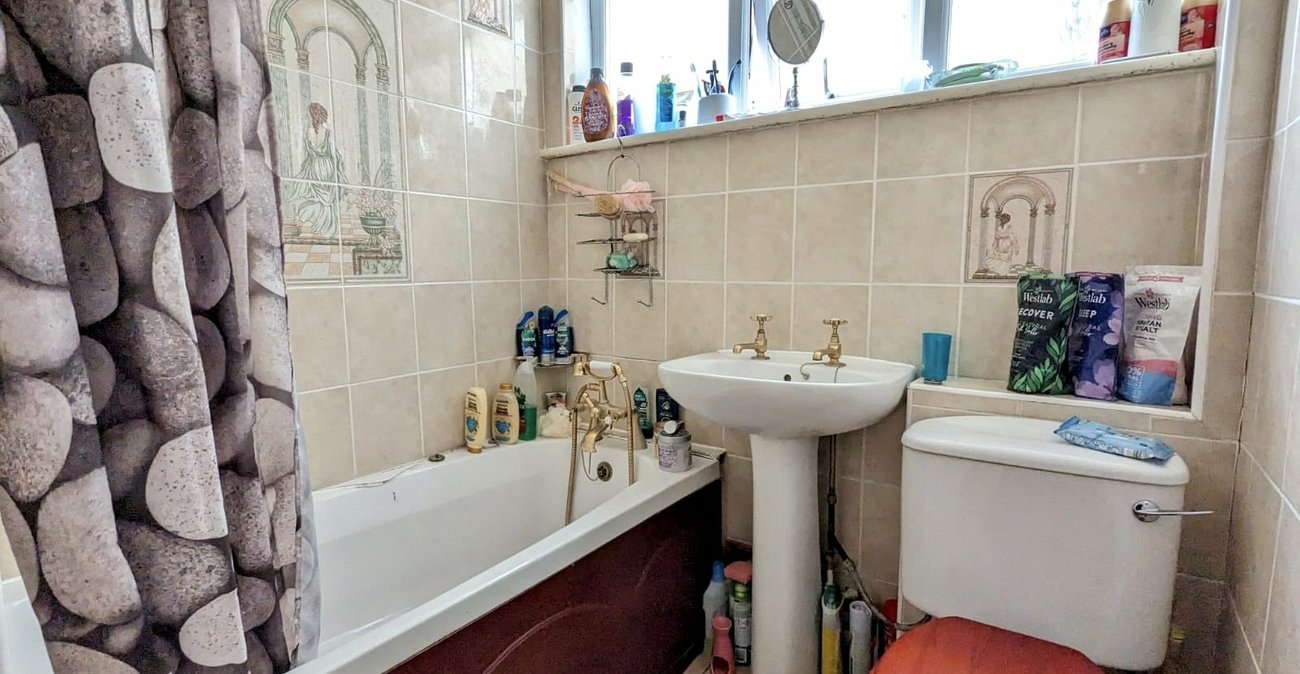 2 bedroom property for sale in London | Robinson Jackson