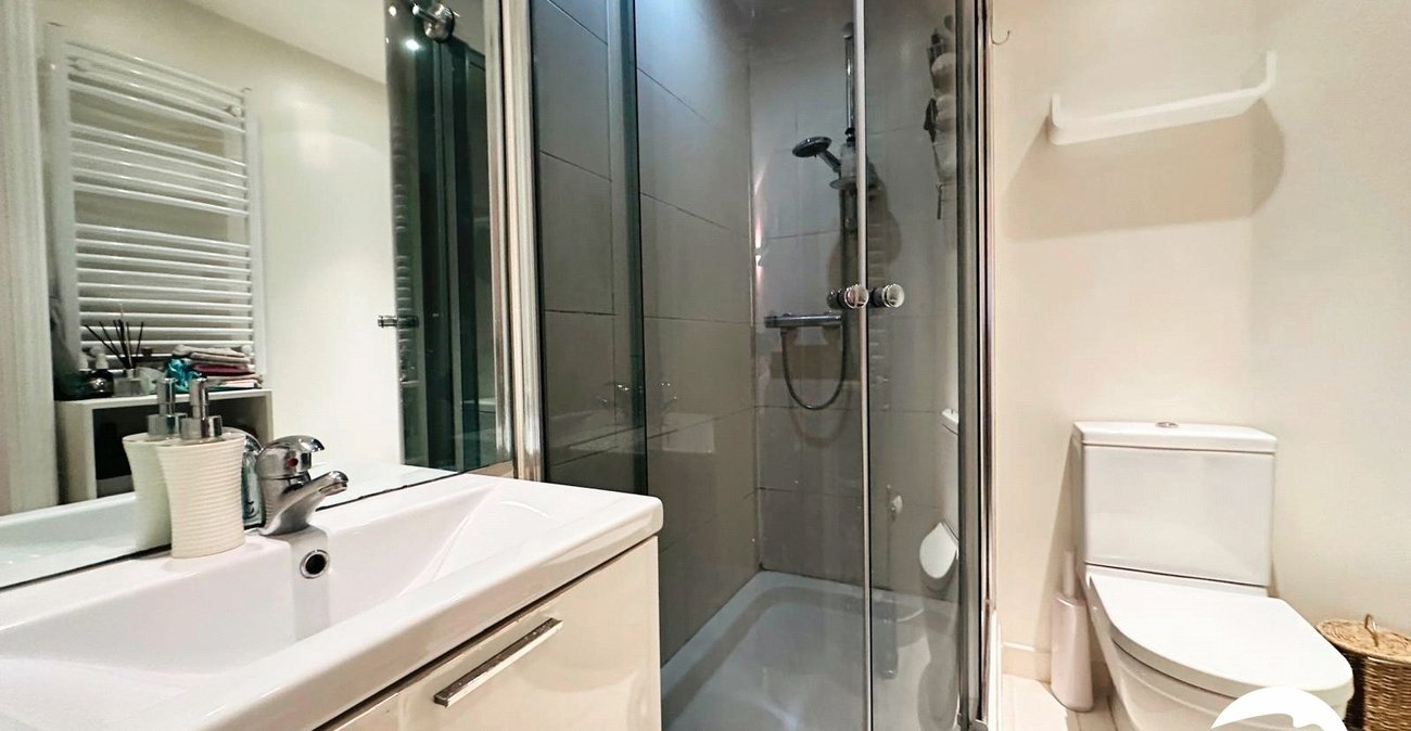 2 bedroom property for sale in London | Robinson Jackson