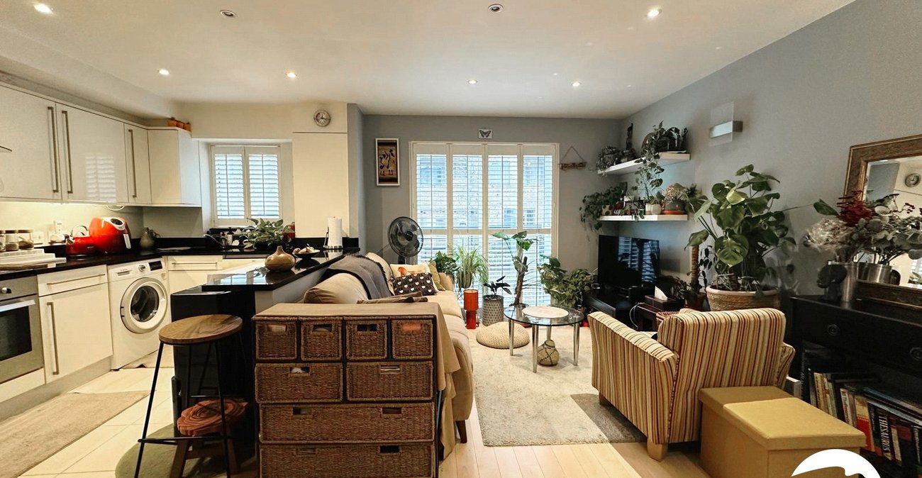 2 bedroom property for sale in London | Robinson Jackson