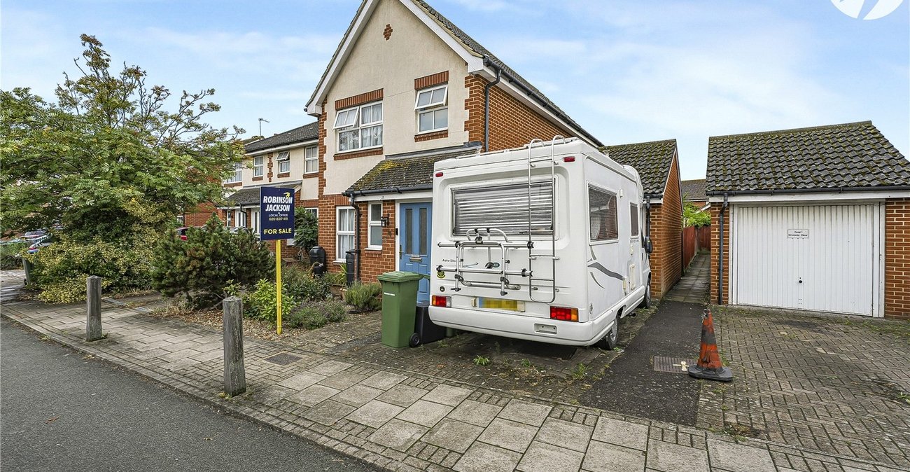 3 bedroom house for sale in London | Robinson Jackson