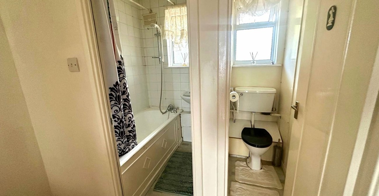 2 bedroom property for sale in London | Robinson Jackson