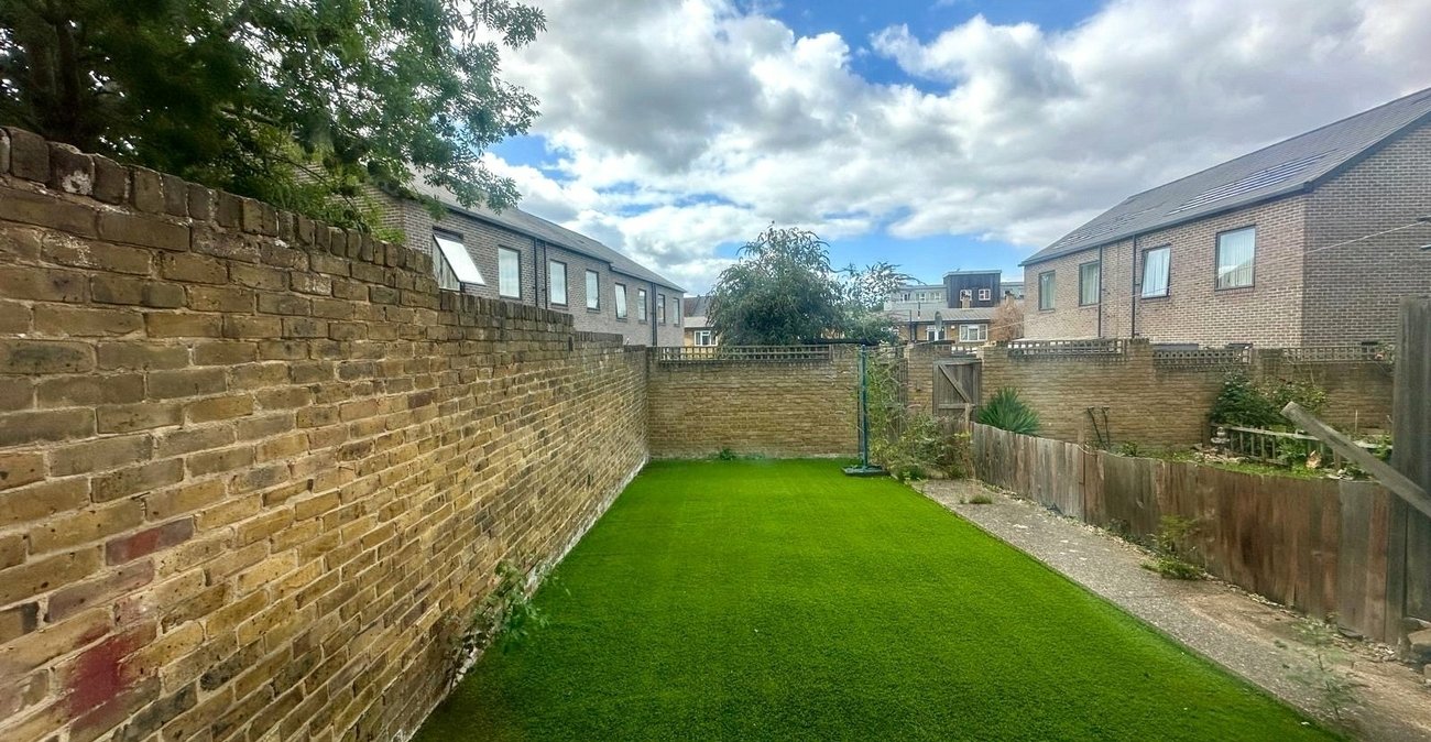 2 bedroom property for sale in London | Robinson Jackson