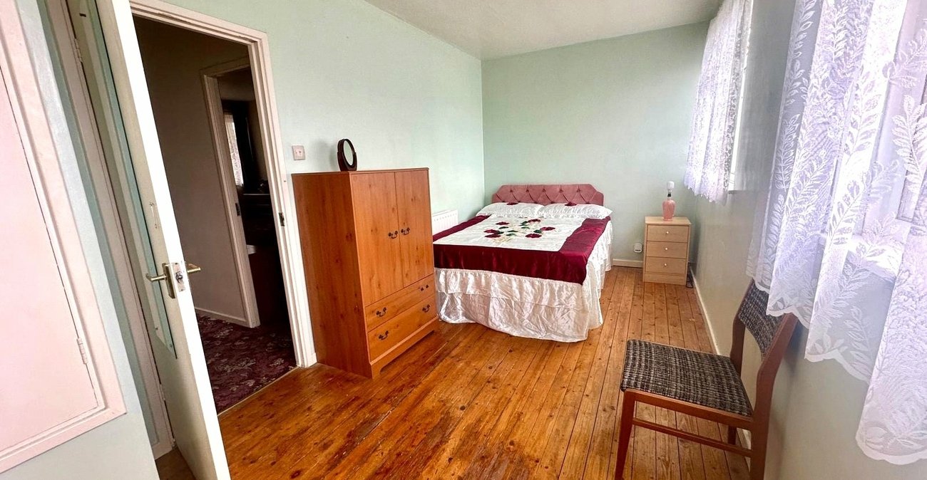 2 bedroom property for sale in London | Robinson Jackson