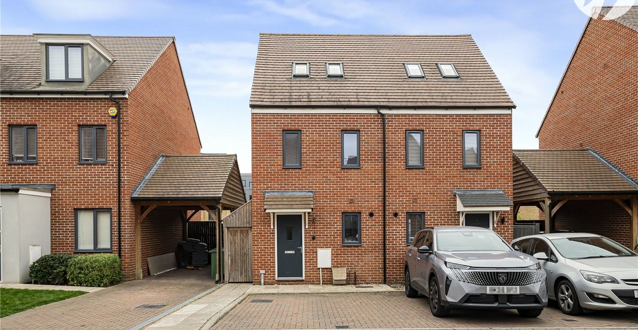 3 bedroom property for sale in Castle Hill | Robinson Jackson