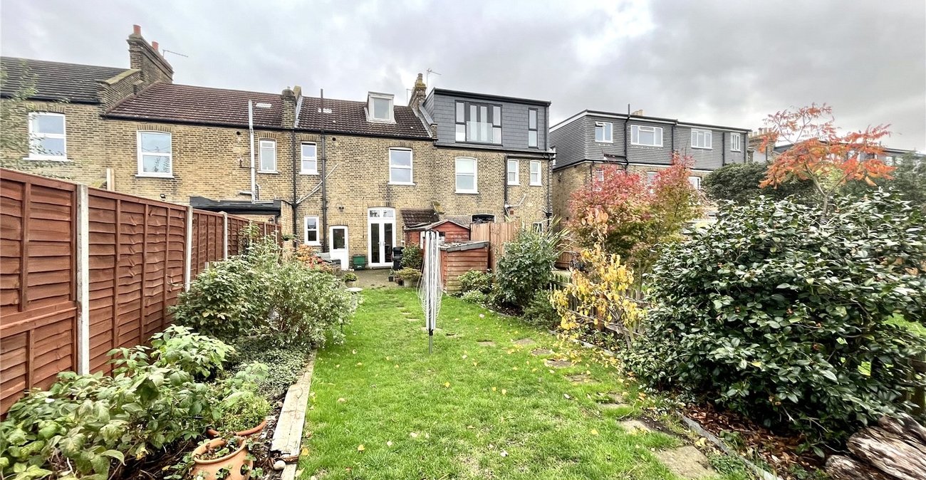 3 bedroom house for sale in London | Robinson Jackson