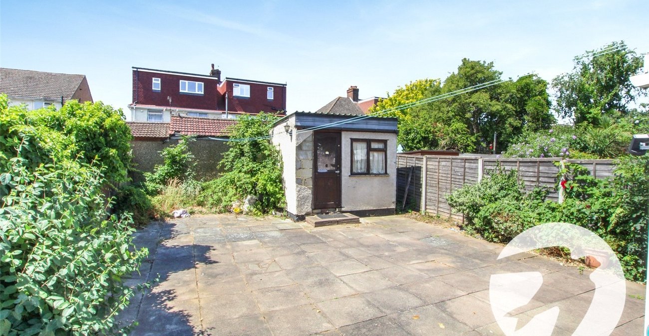 2 bedroom bungalow for sale in London | Robinson Jackson