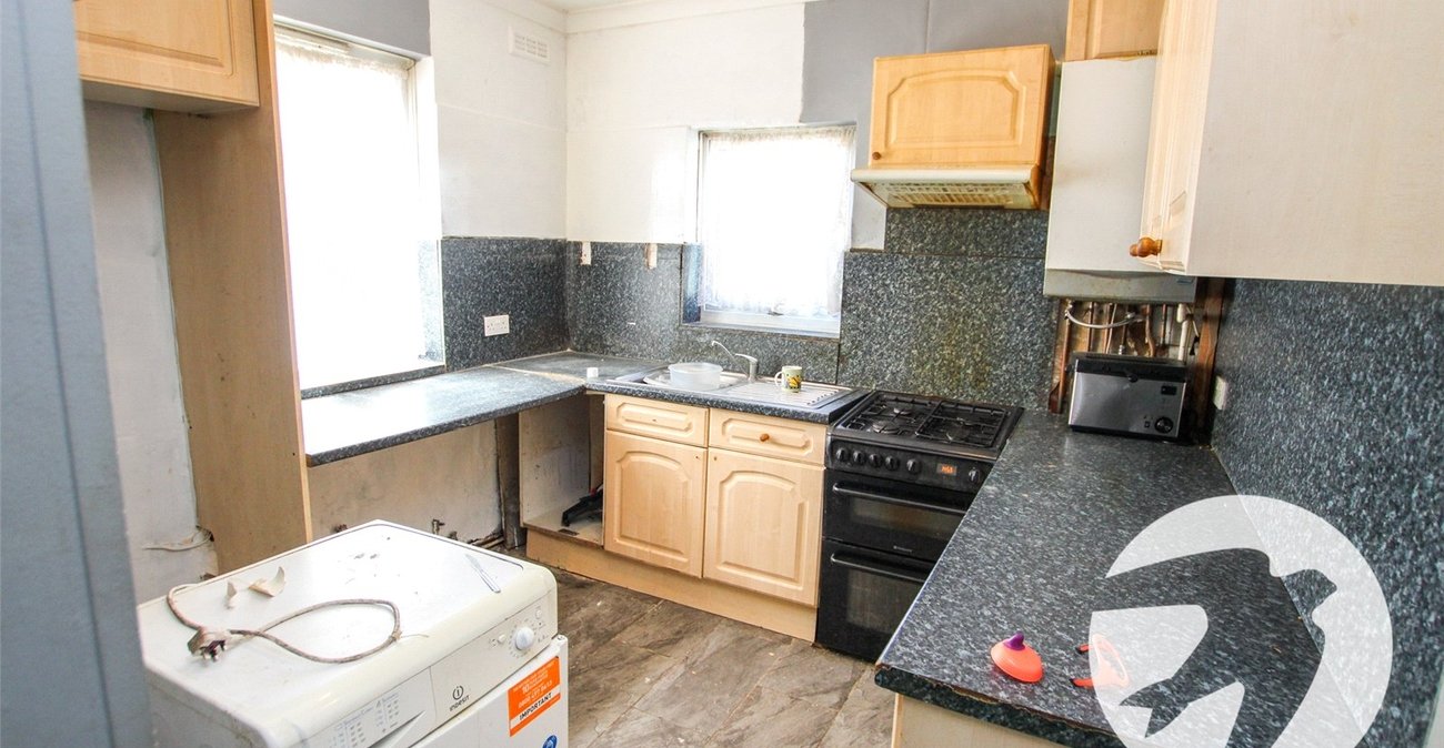 2 bedroom bungalow for sale in London | Robinson Jackson