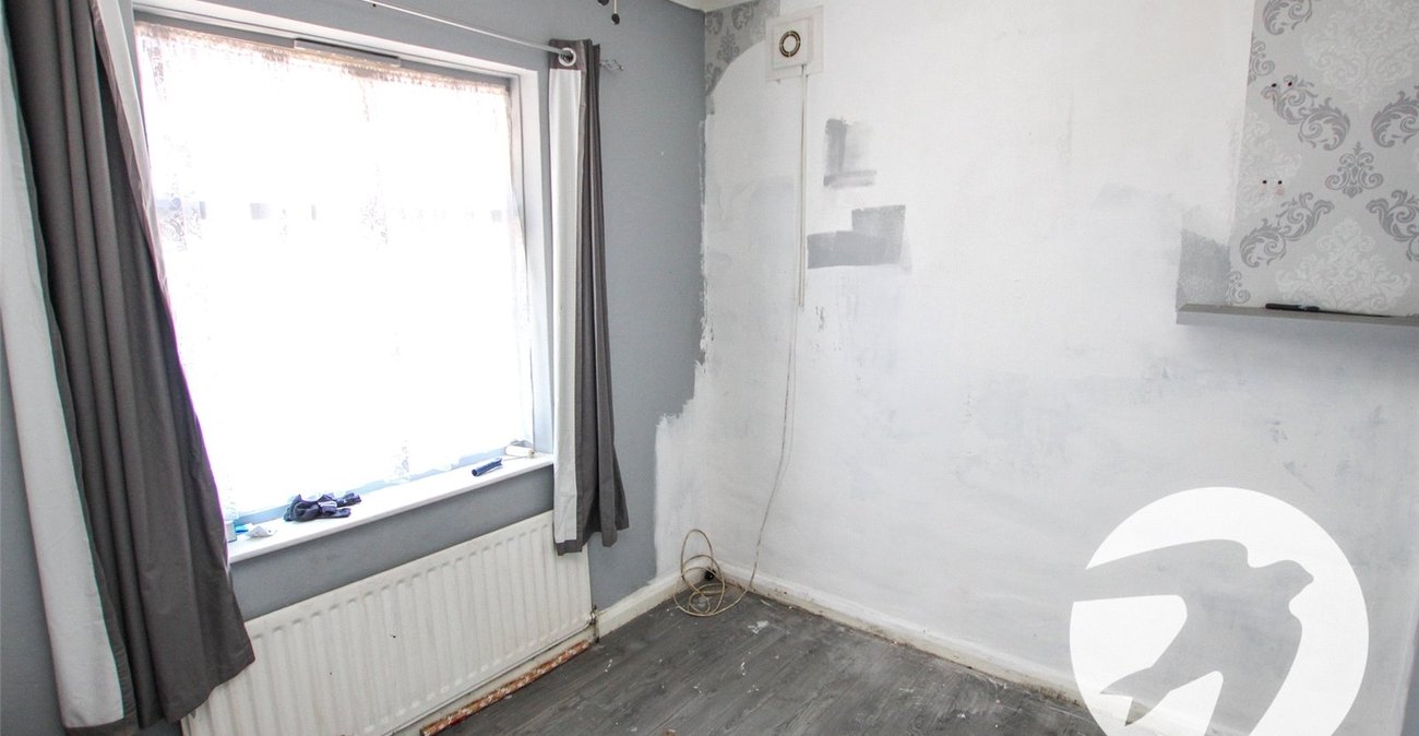 2 bedroom bungalow for sale in London | Robinson Jackson