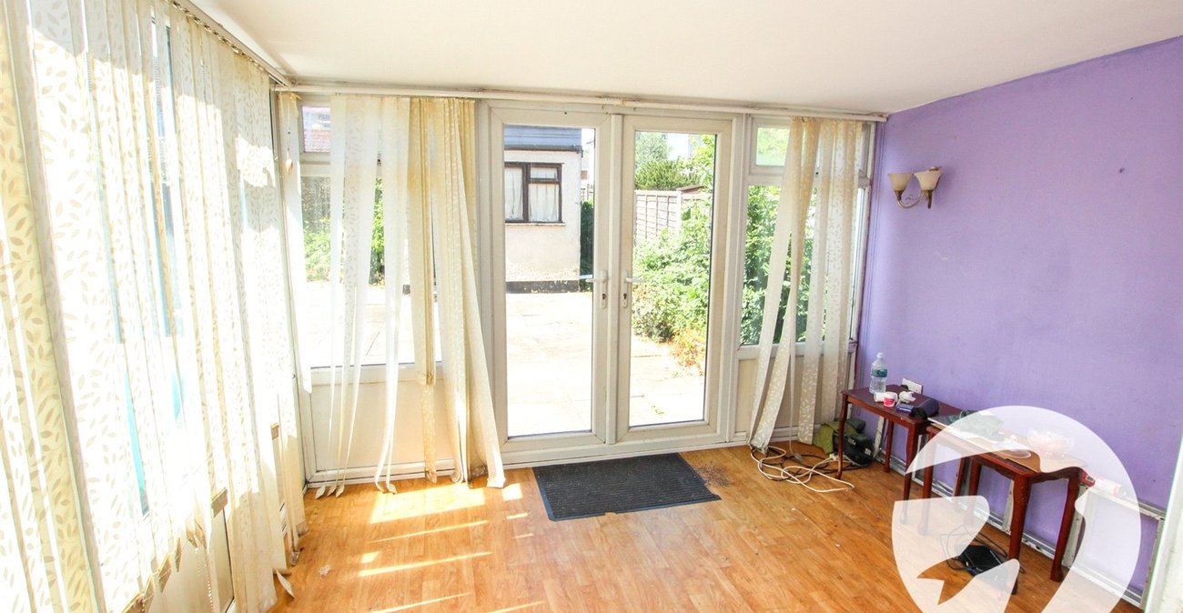 2 bedroom bungalow for sale in London | Robinson Jackson