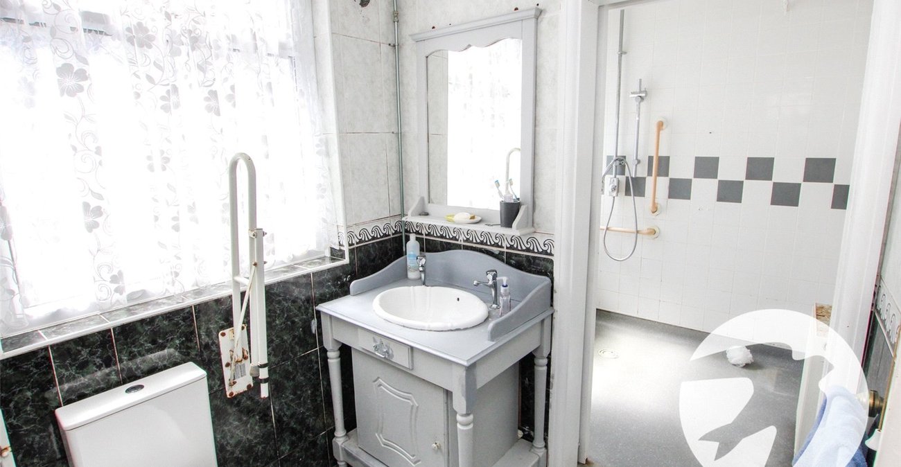 2 bedroom bungalow for sale in London | Robinson Jackson
