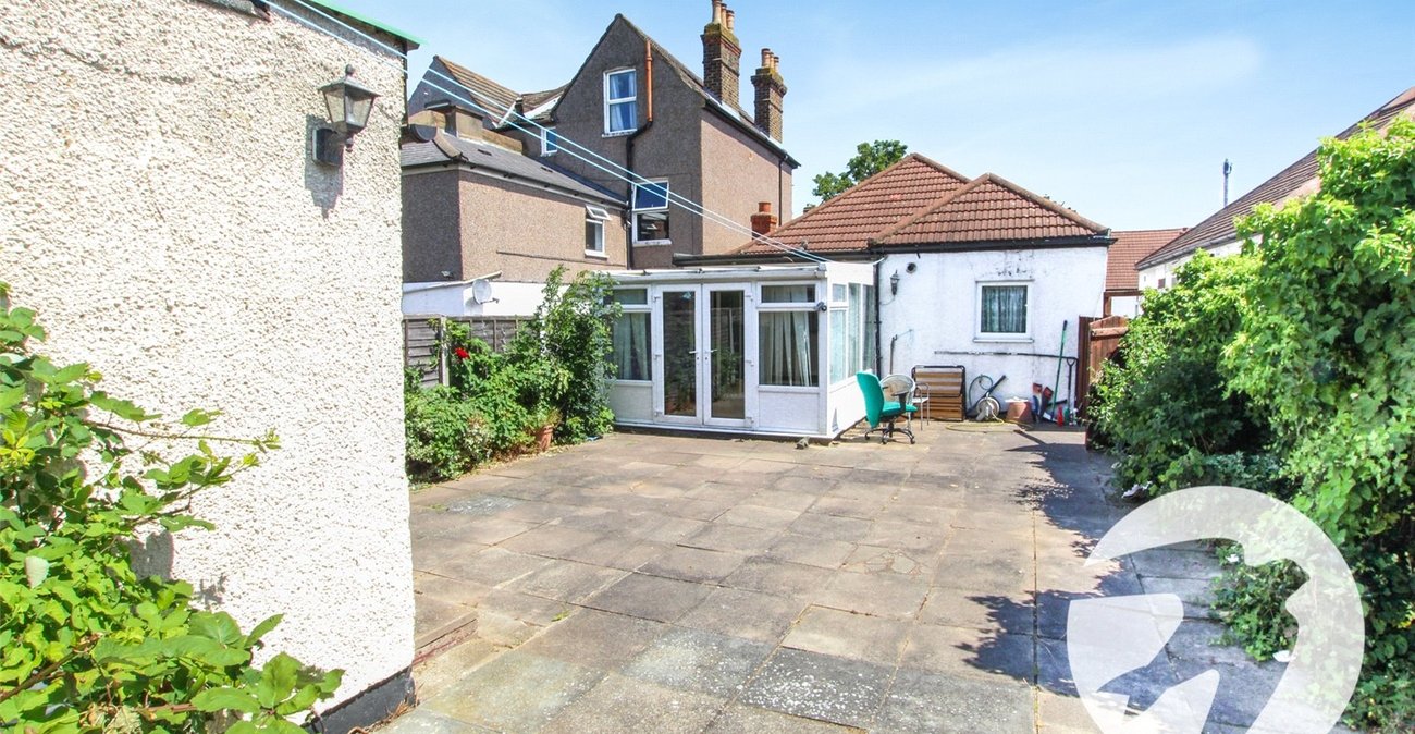 2 bedroom bungalow for sale in London | Robinson Jackson