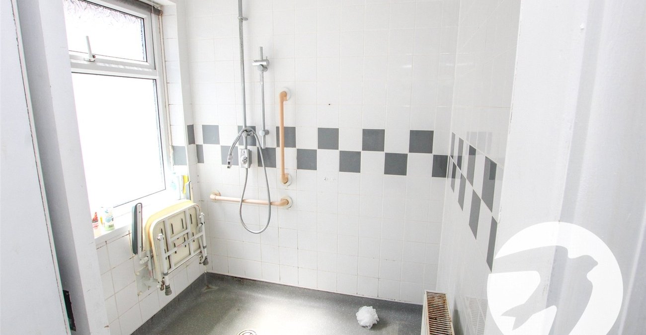 2 bedroom bungalow for sale in London | Robinson Jackson