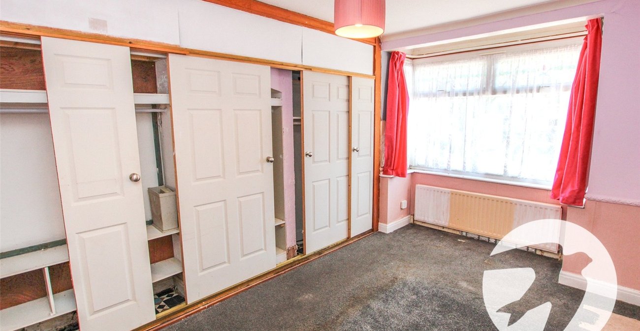 2 bedroom bungalow for sale in London | Robinson Jackson
