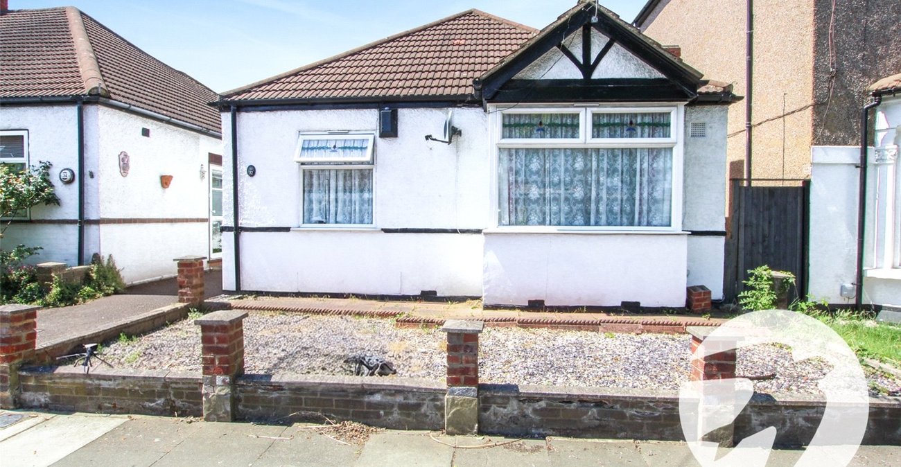 2 bedroom bungalow for sale in London | Robinson Jackson