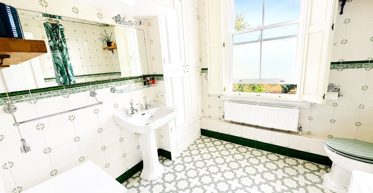 3 bedroom house for sale in London | Robinson Jackson