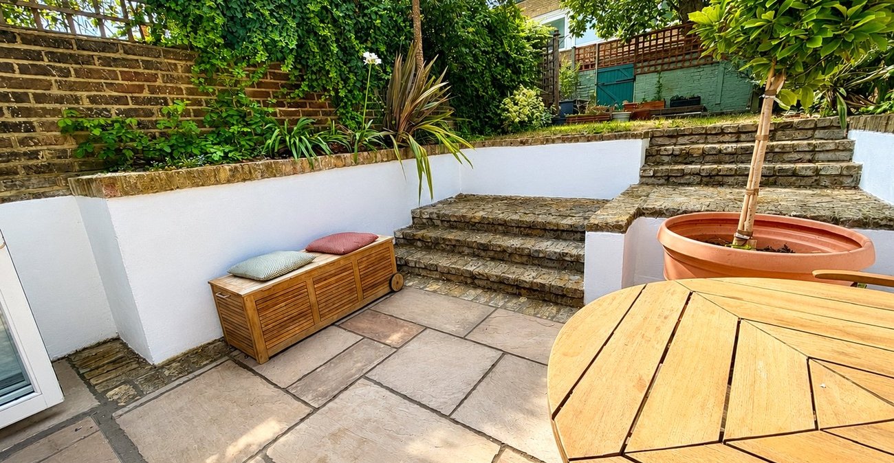3 bedroom house for sale in London | Robinson Jackson