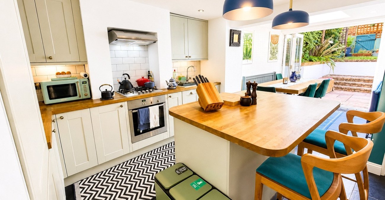 3 bedroom house for sale in London | Robinson Jackson