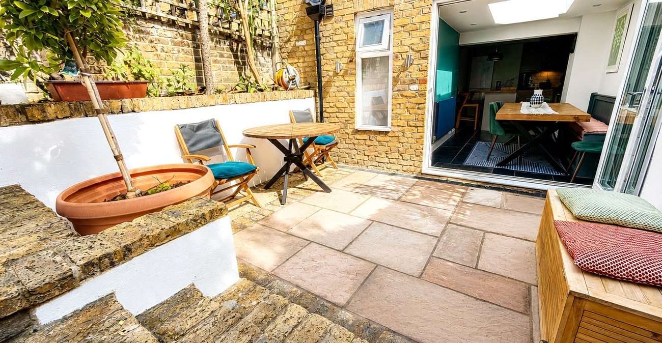 3 bedroom house for sale in London | Robinson Jackson