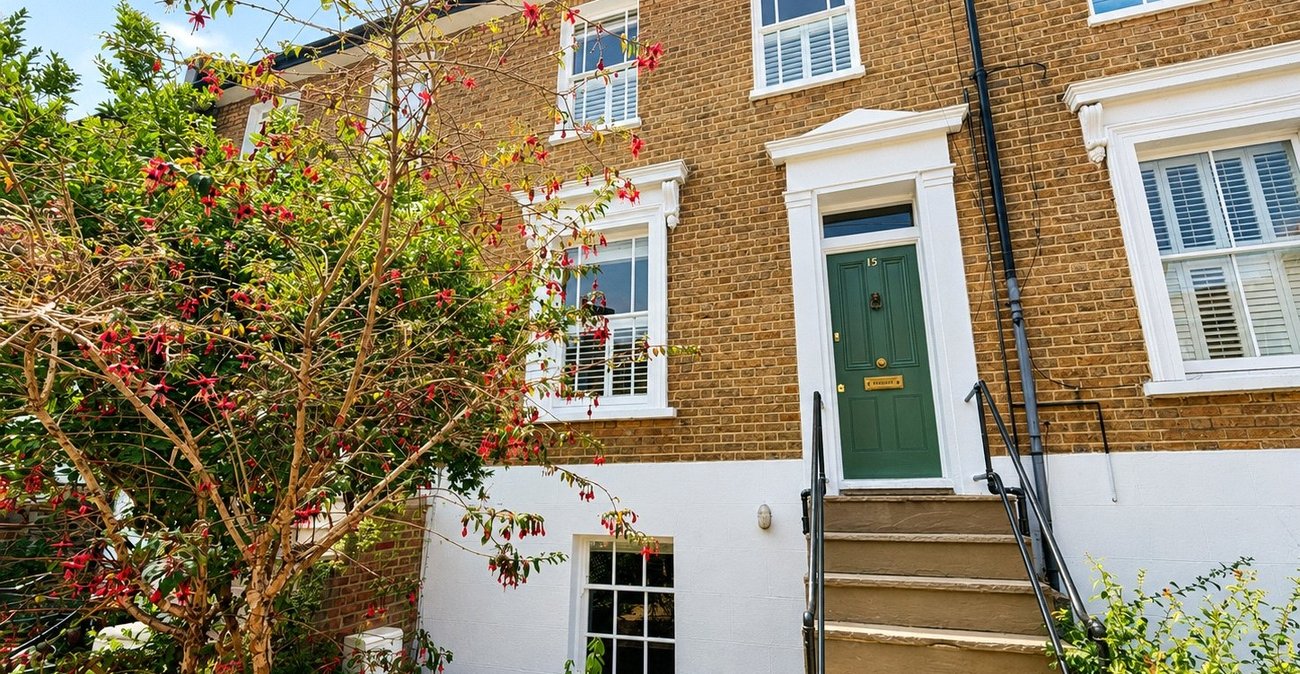3 bedroom house for sale in London | Robinson Jackson