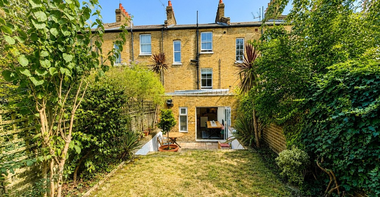 3 bedroom house for sale in London | Robinson Jackson